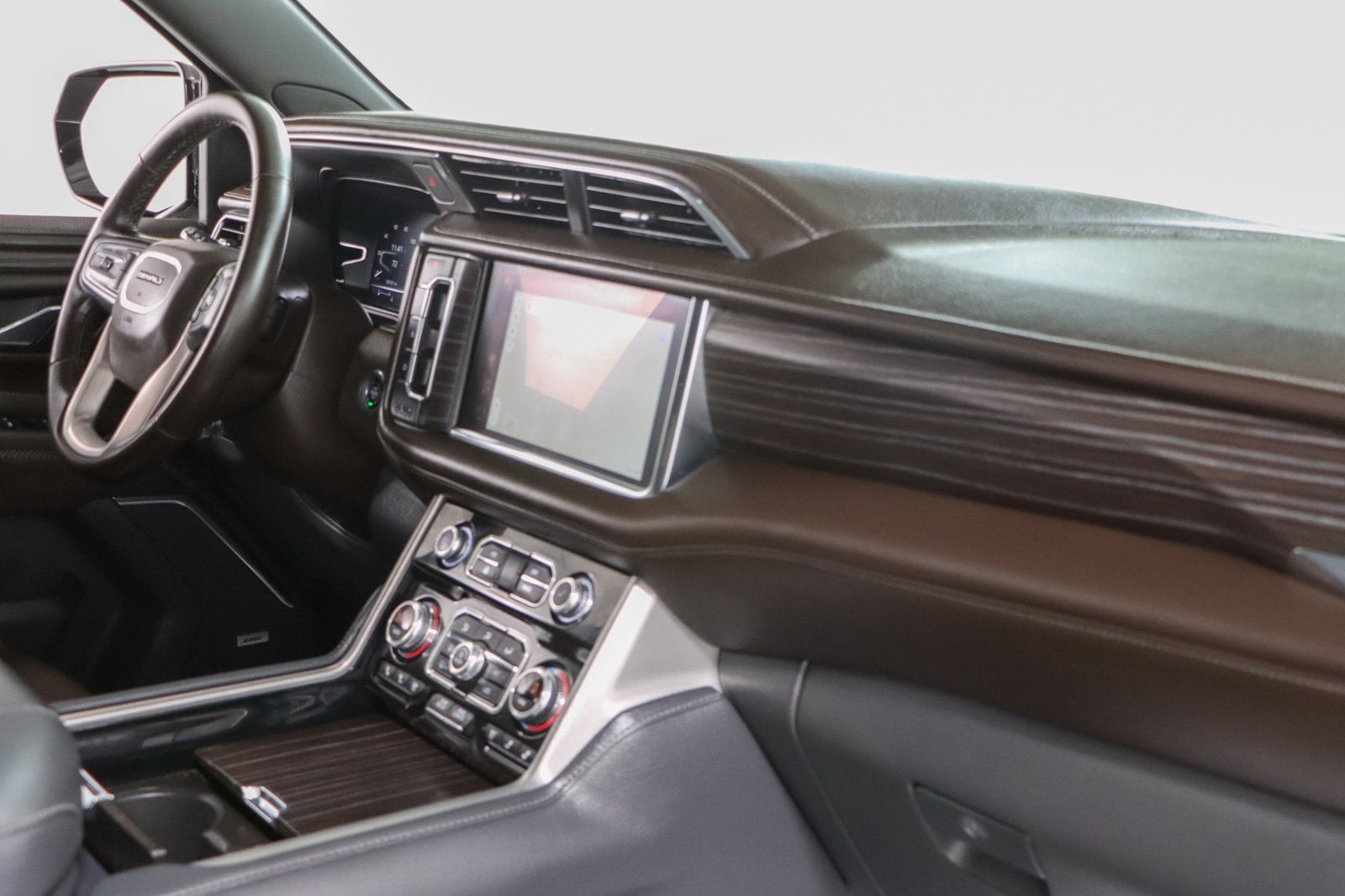 2023 GMC Yukon Denali - Photo 28