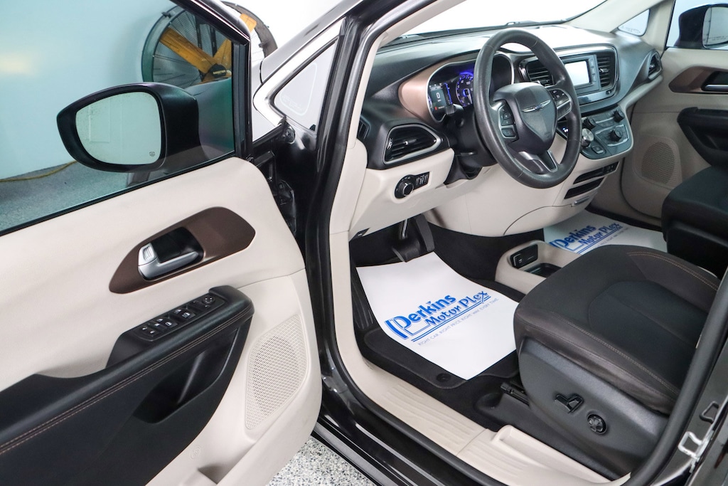 Used 2017 Chrysler Pacifica LX Van