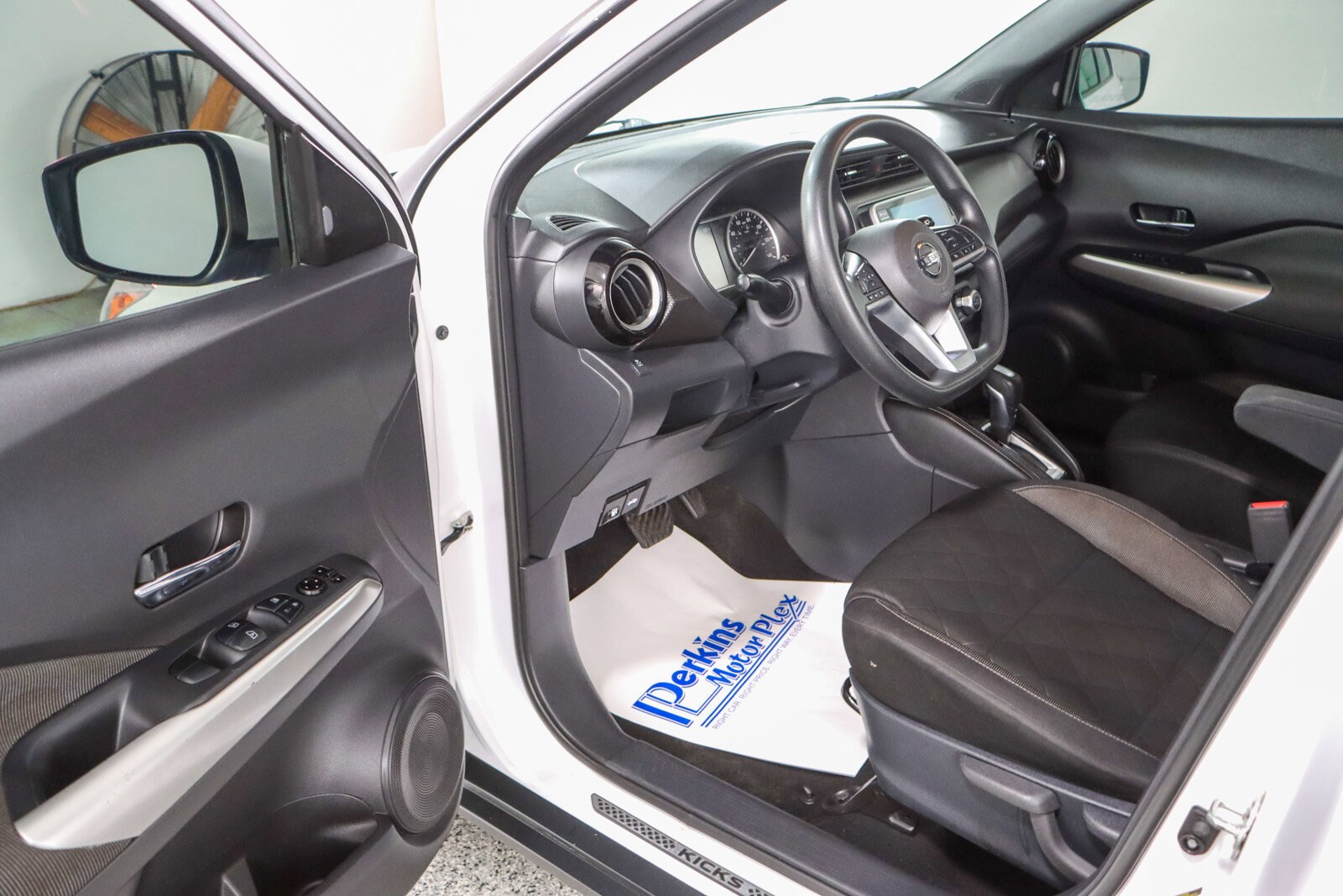2019 Nissan Kicks SV photo 2