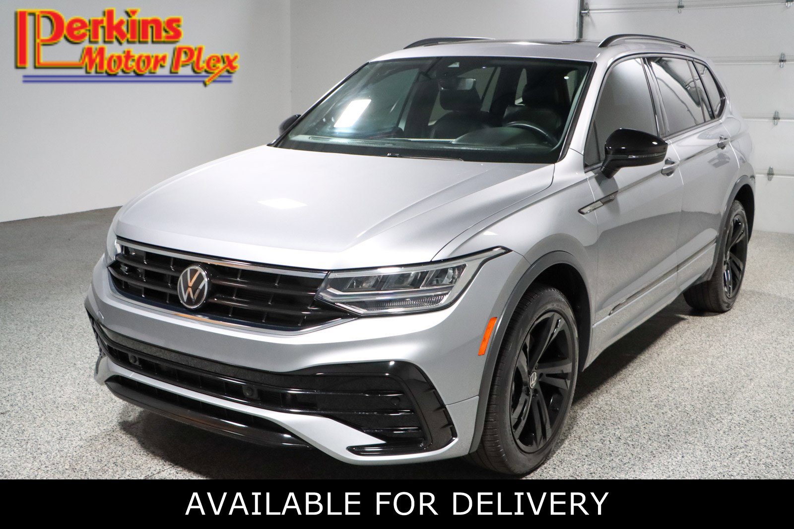 2023 Volkswagen Tiguan 2.0T SE R-Line Black's photo