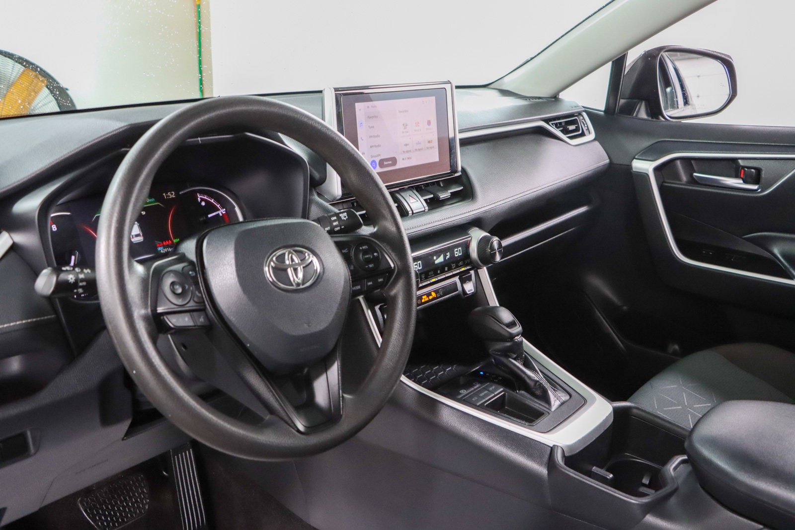 2024 Toyota RAV4 XLE - Photo 22