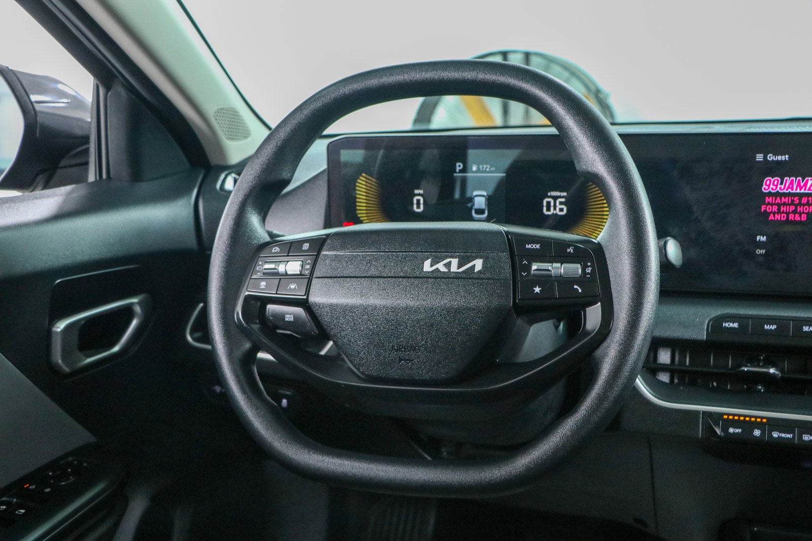 2025 Kia K4 LXS - Photo 12