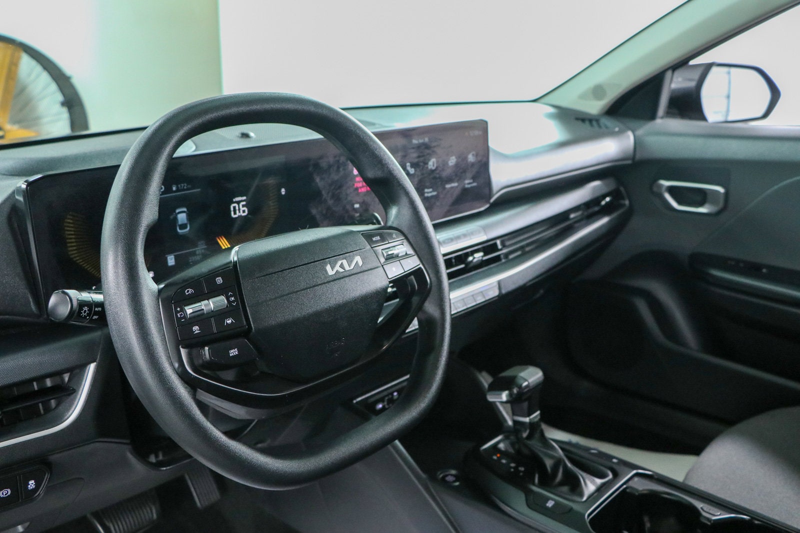 2025 Kia K4 LXS - Photo 21