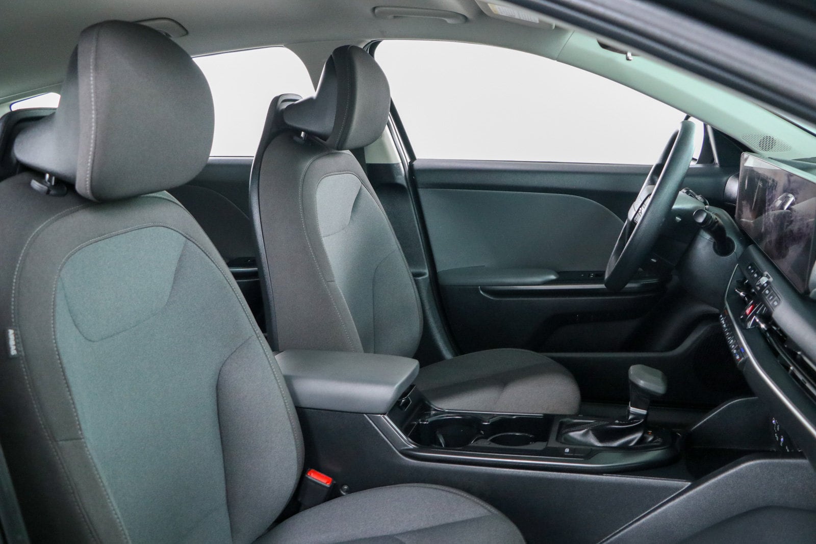 2025 Kia K4 LXS - Photo 25