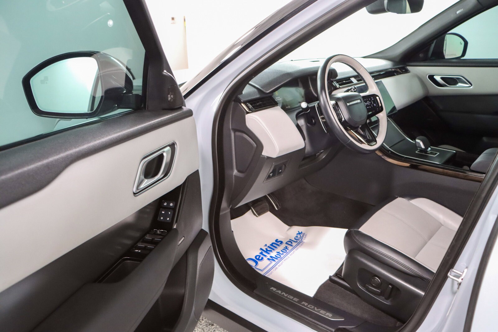 2024 Land Rover Range Rover Velar SE photo 2