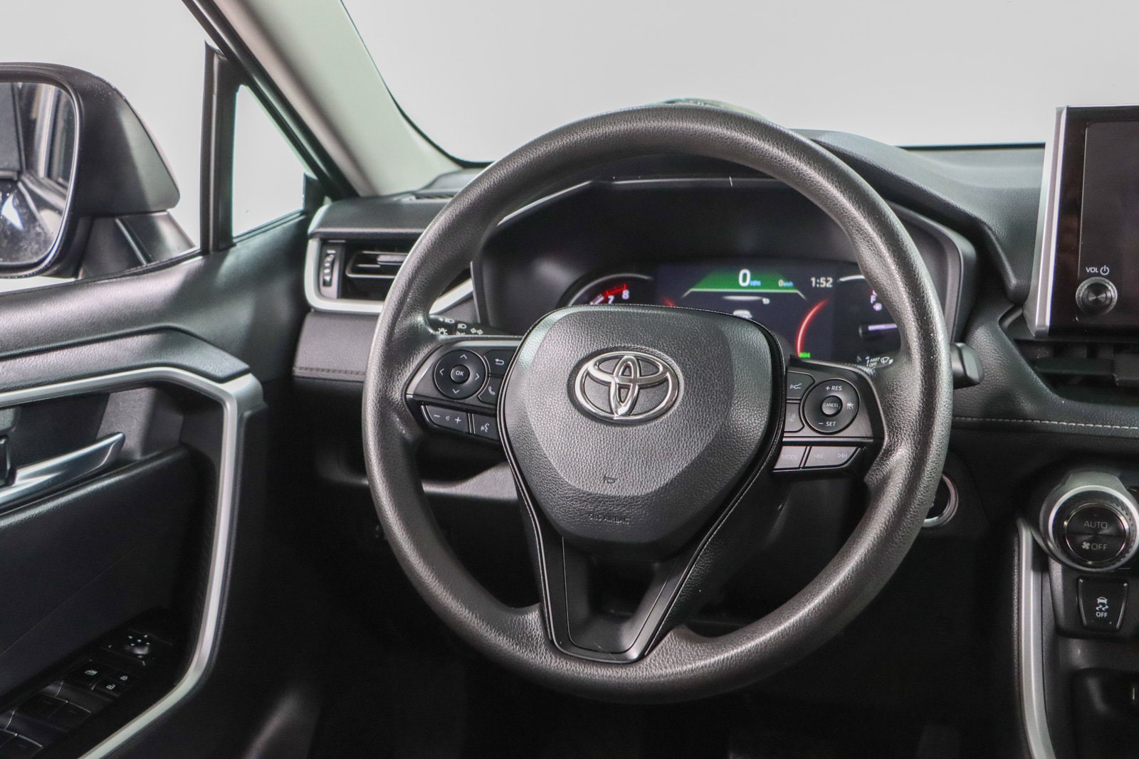 2024 Toyota RAV4 XLE - Photo 12
