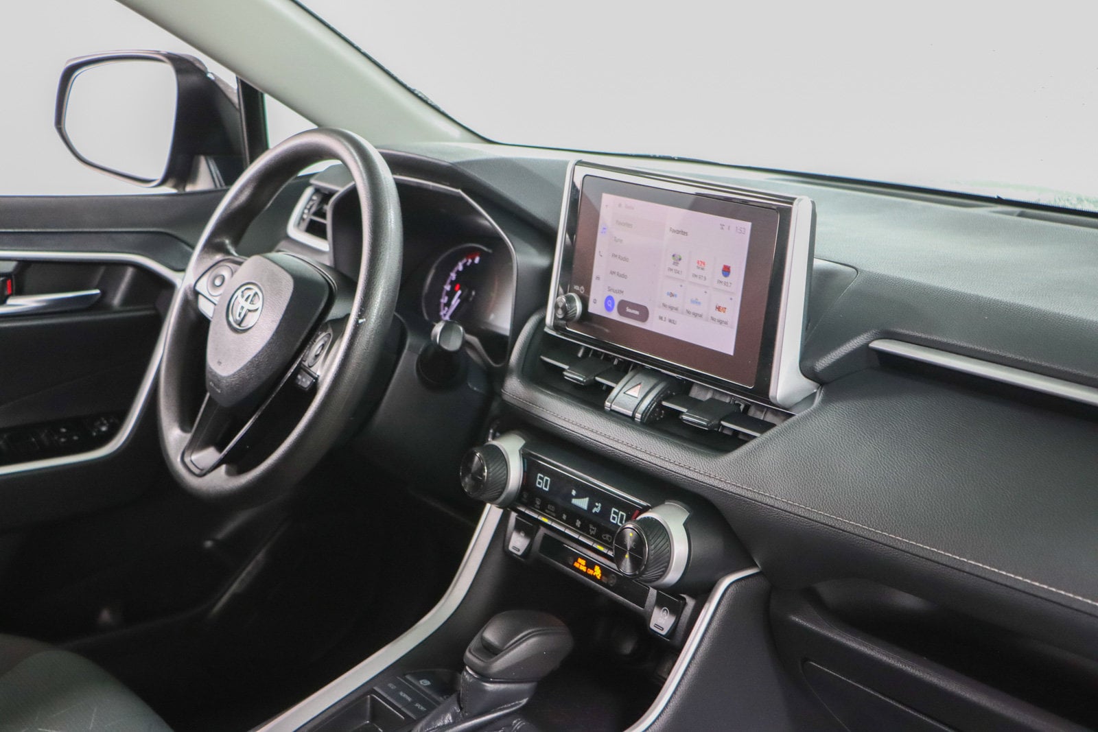 2024 Toyota RAV4 XLE - Photo 25