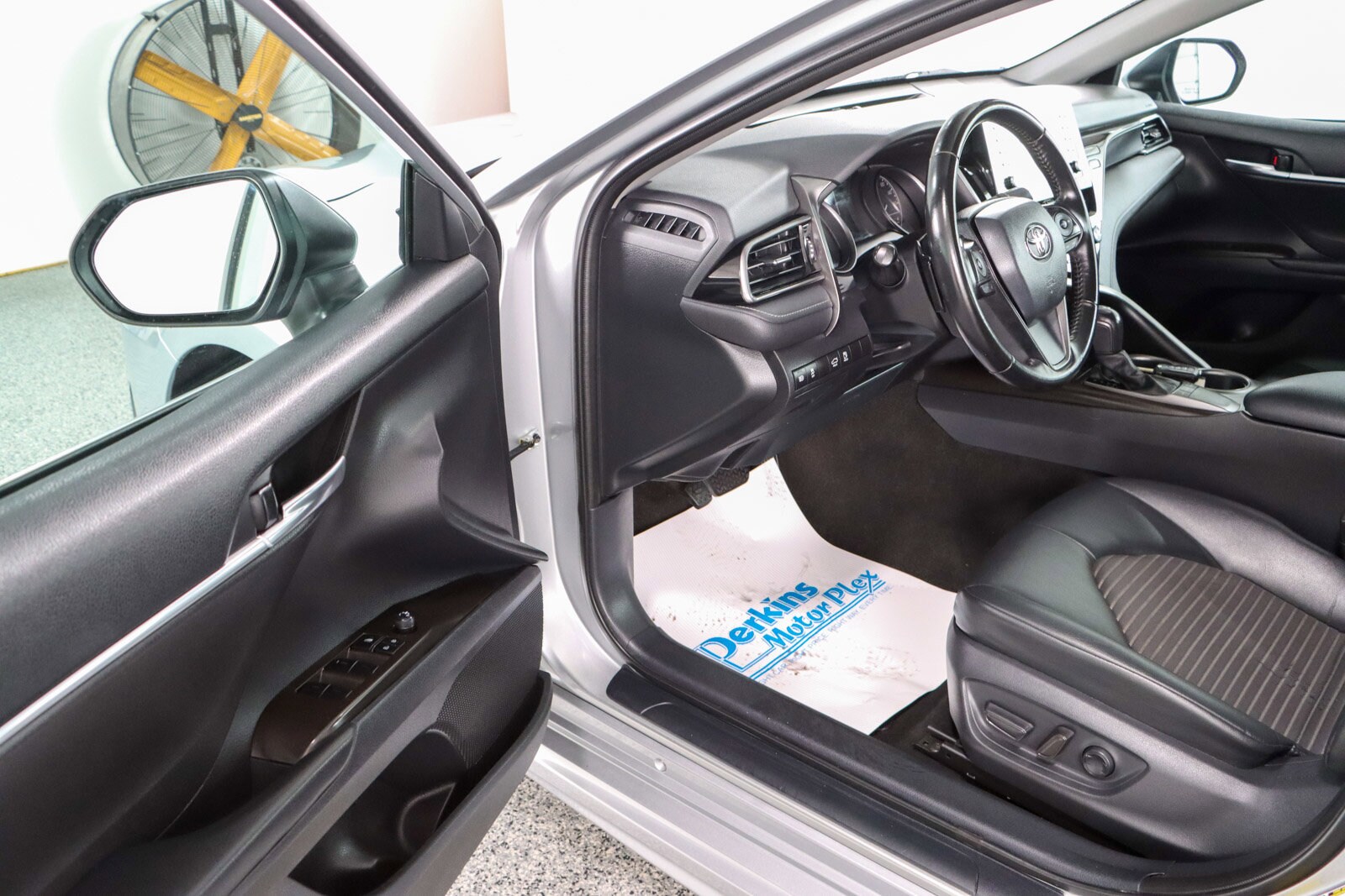 2022 Toyota Camry SE photo 2