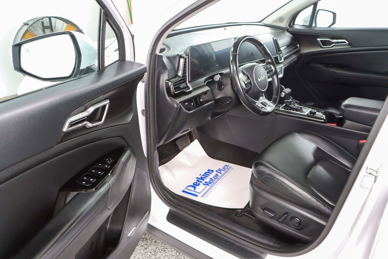 2023 Kia Sportage EX photo 2