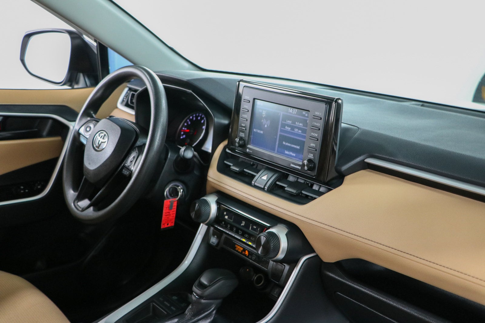 2020 Toyota RAV4 LE - Photo 25