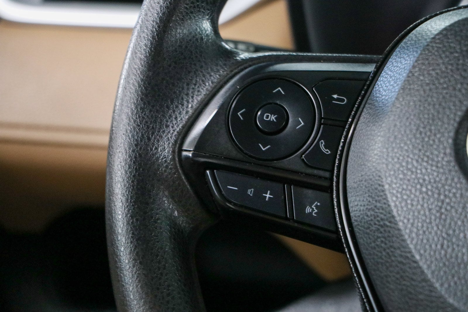 2020 Toyota RAV4 LE - Photo 13