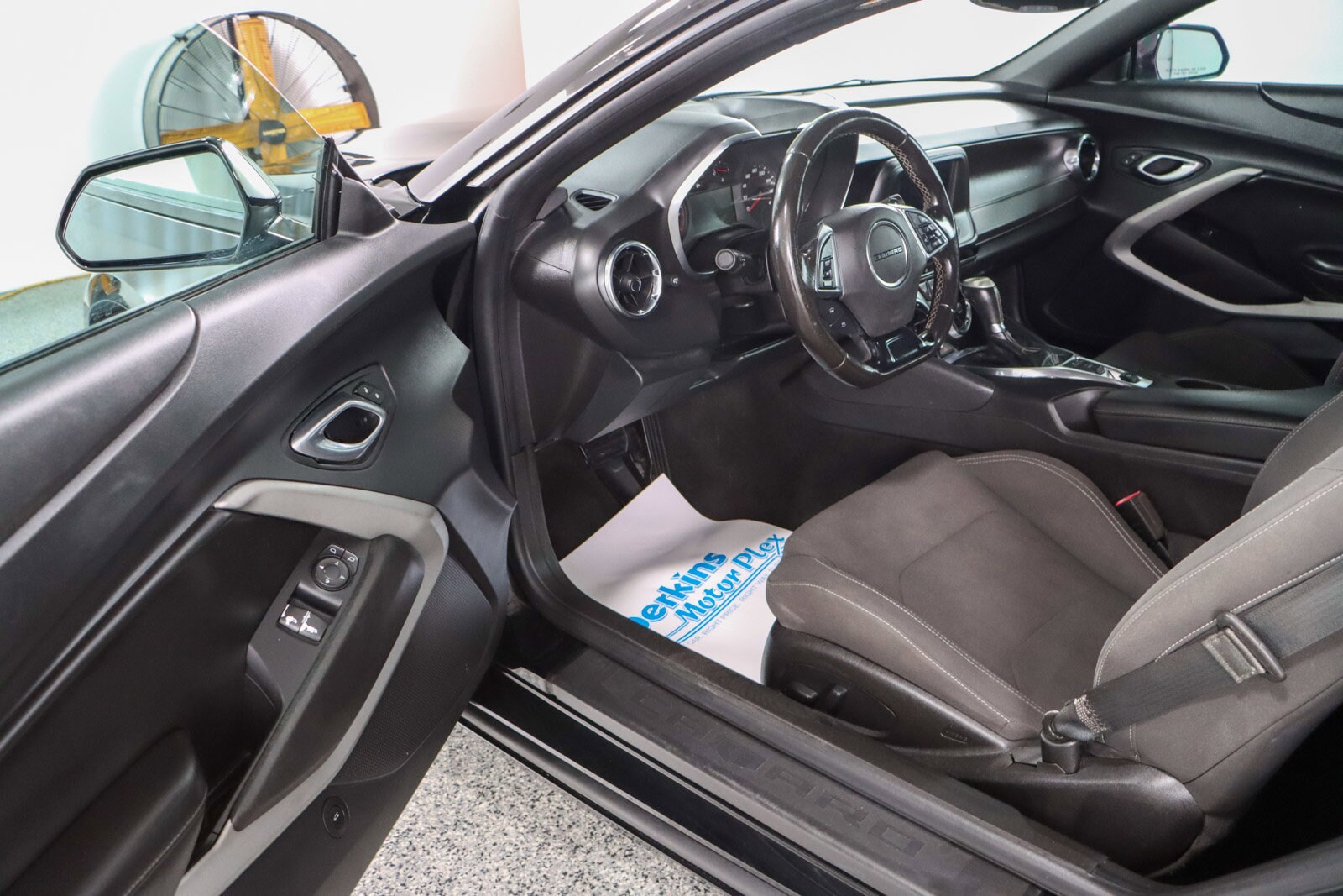 2018 Chevrolet Camaro 1LT photo 2