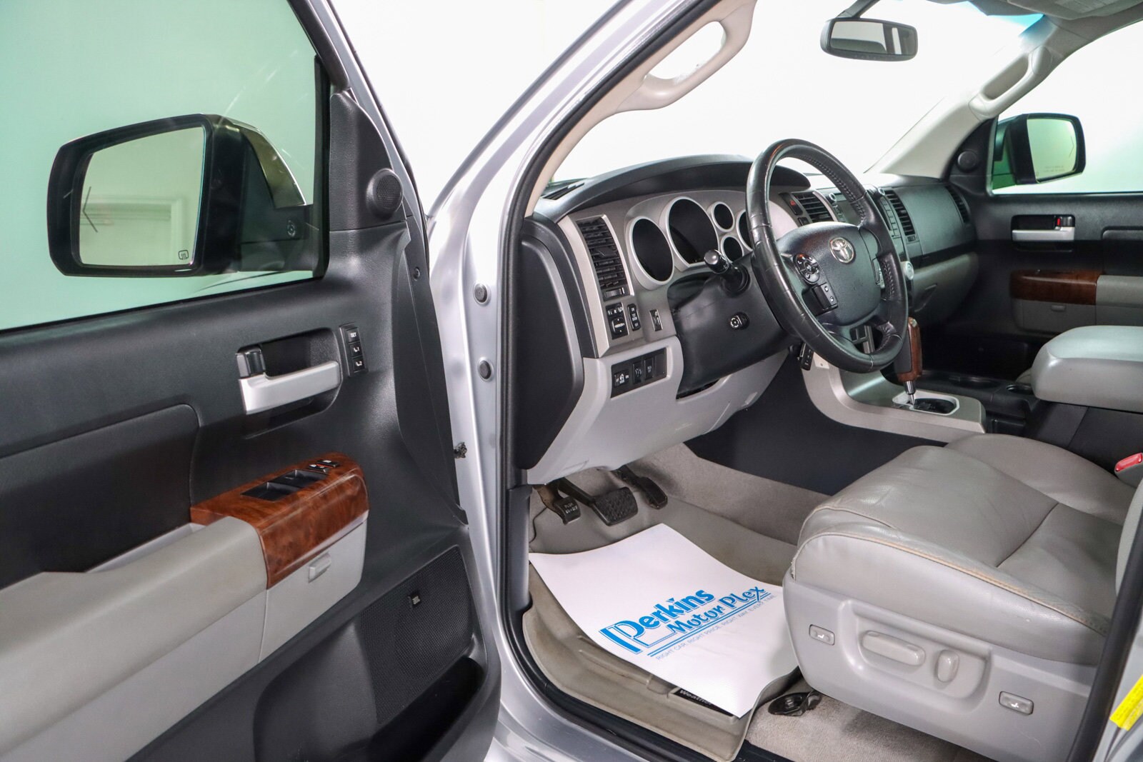 2011 Toyota Tundra Limited photo 2