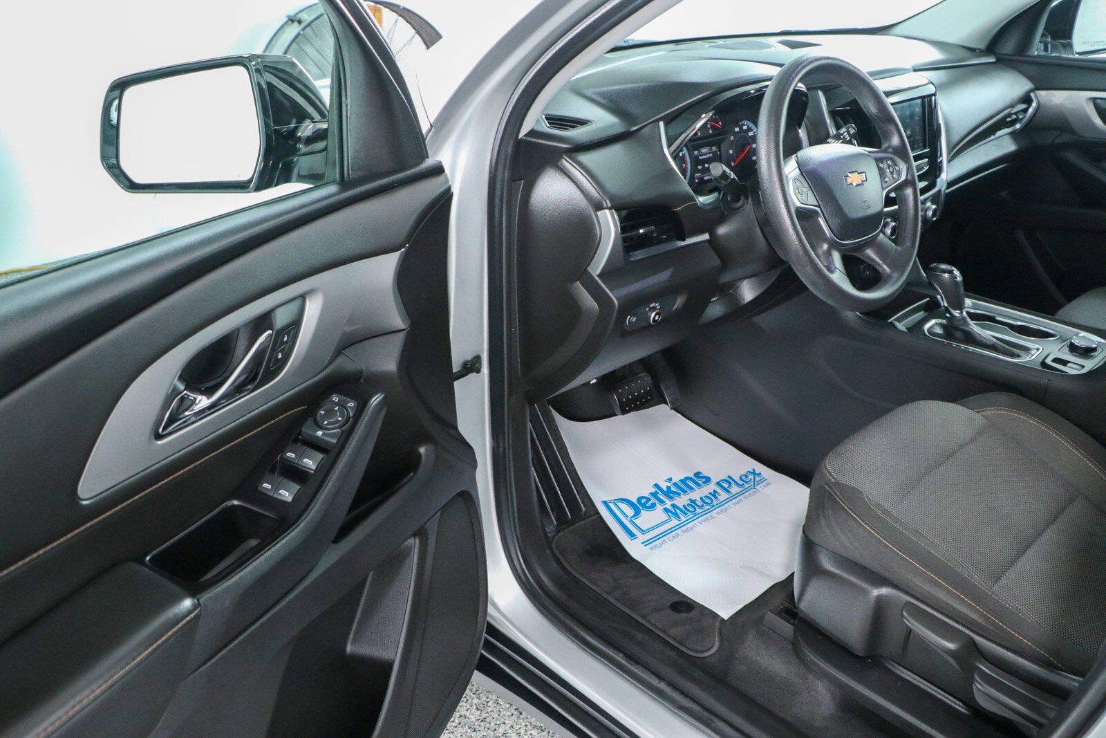2020 Chevrolet Traverse LS photo 2