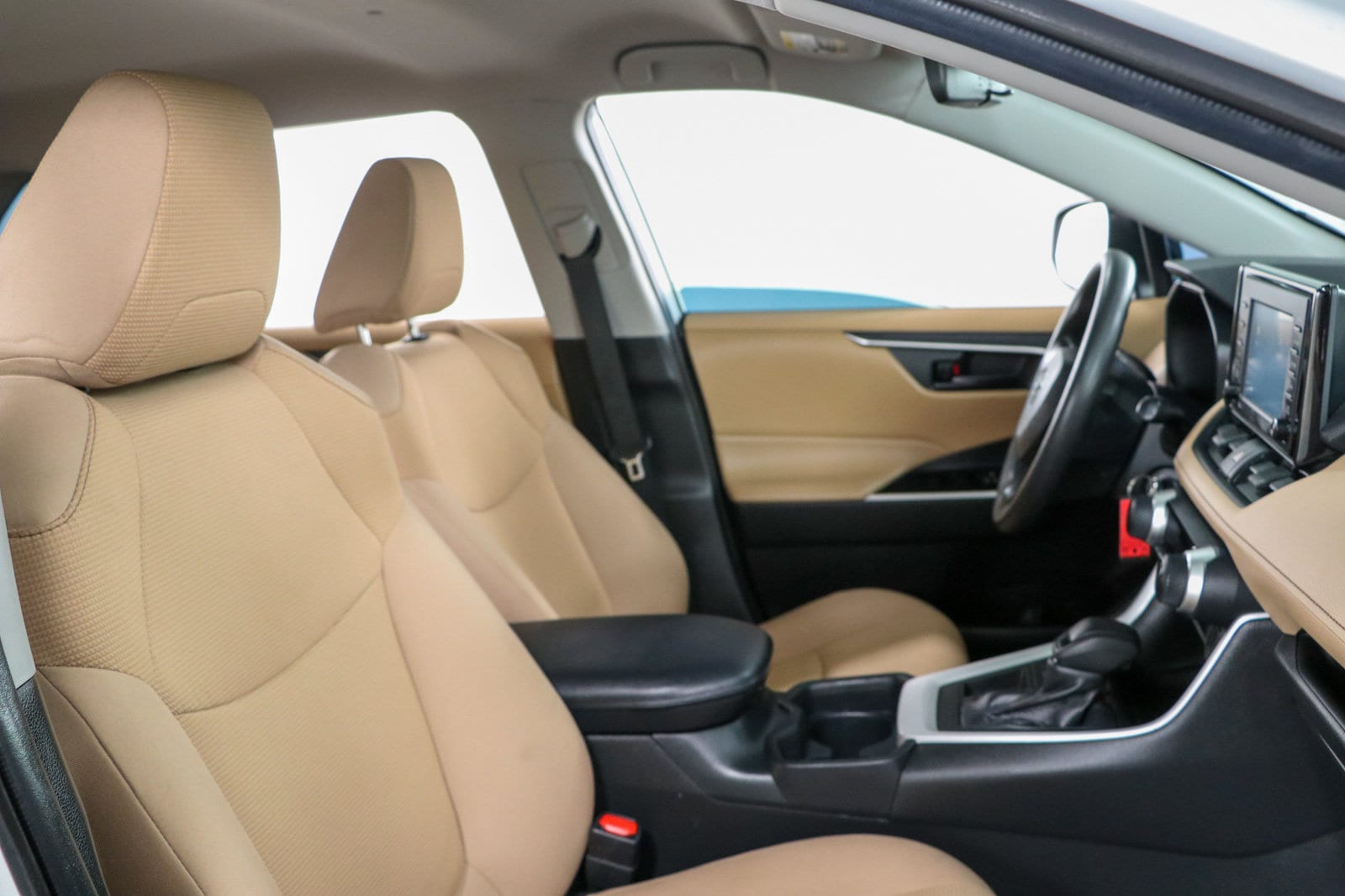 2020 Toyota RAV4 LE - Photo 26