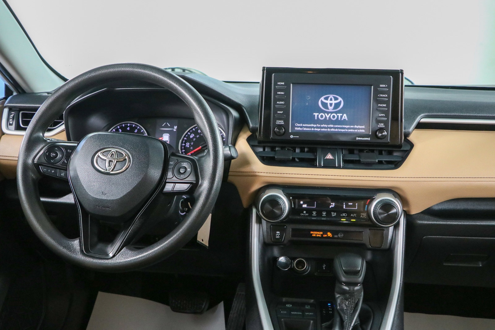 2020 Toyota RAV4 LE - Photo 17