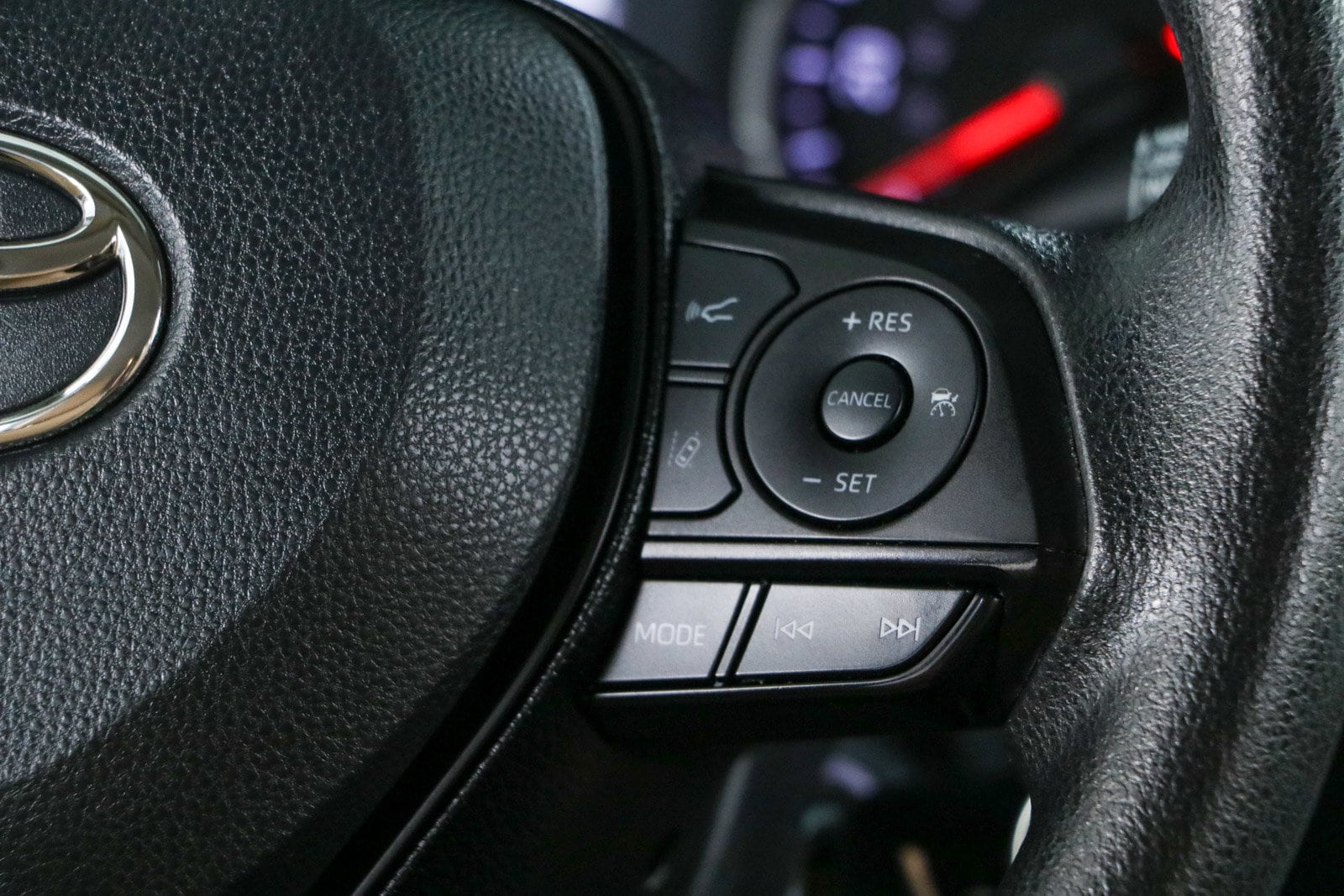 2020 Toyota RAV4 LE - Photo 14