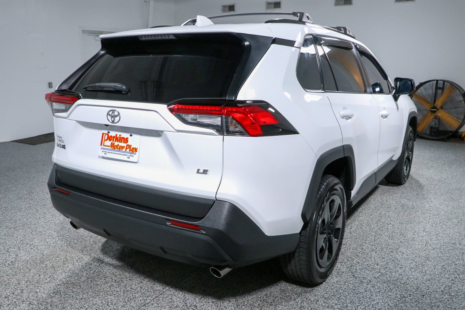 2020 Toyota RAV4 LE - Photo 7