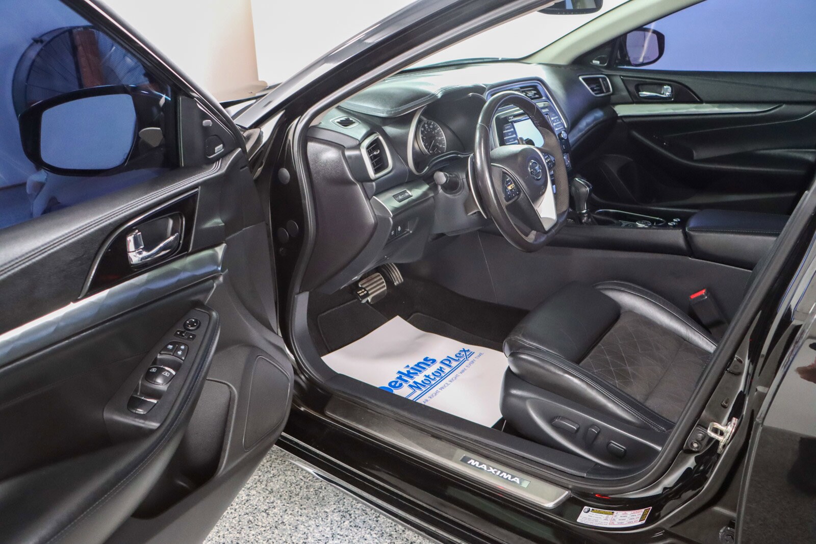 2017 Nissan Maxima SR photo 2