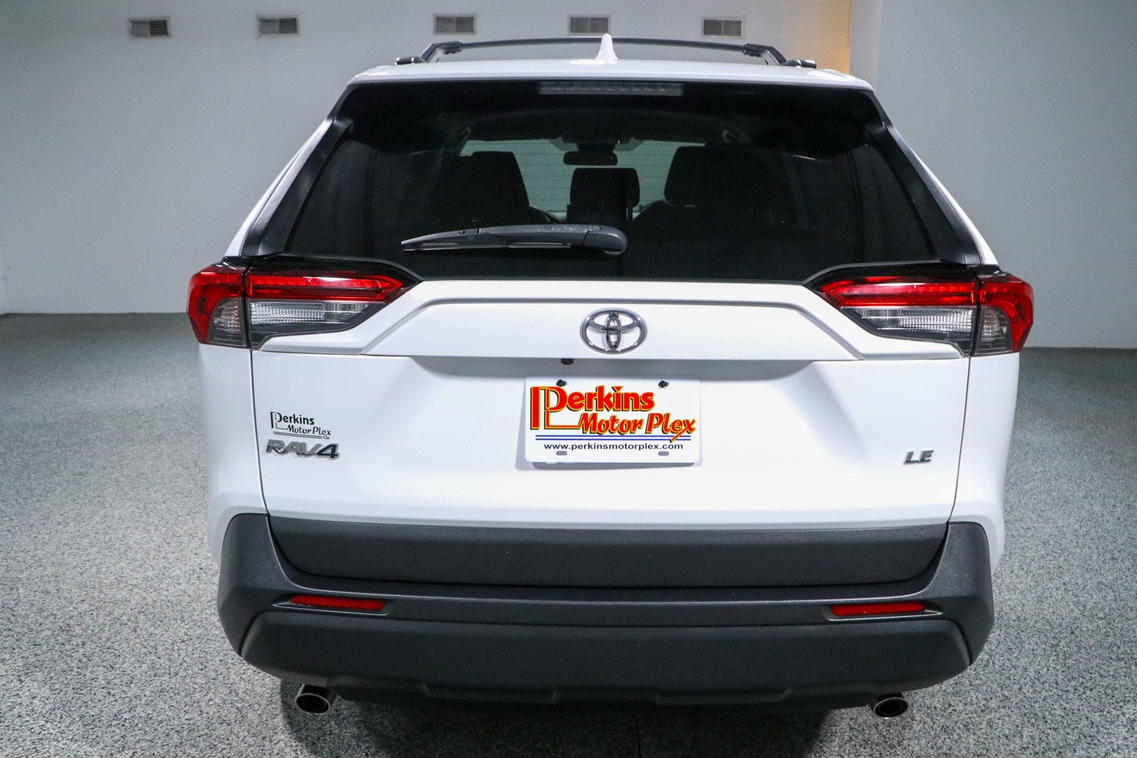 2020 Toyota RAV4 LE - Photo 8