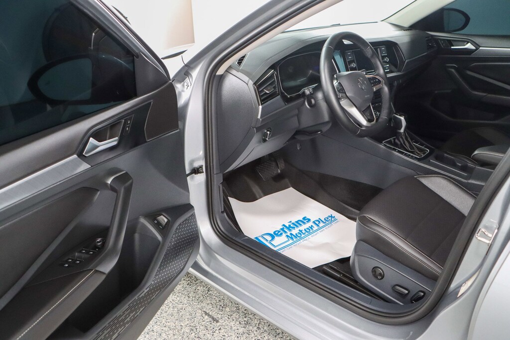 Used 2024 Volkswagen Jetta SE Sedan