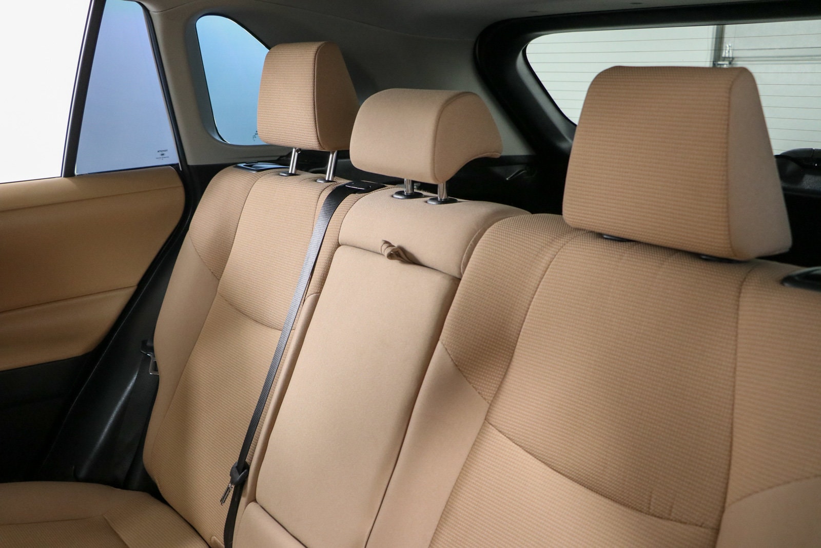 2020 Toyota RAV4 LE - Photo 24