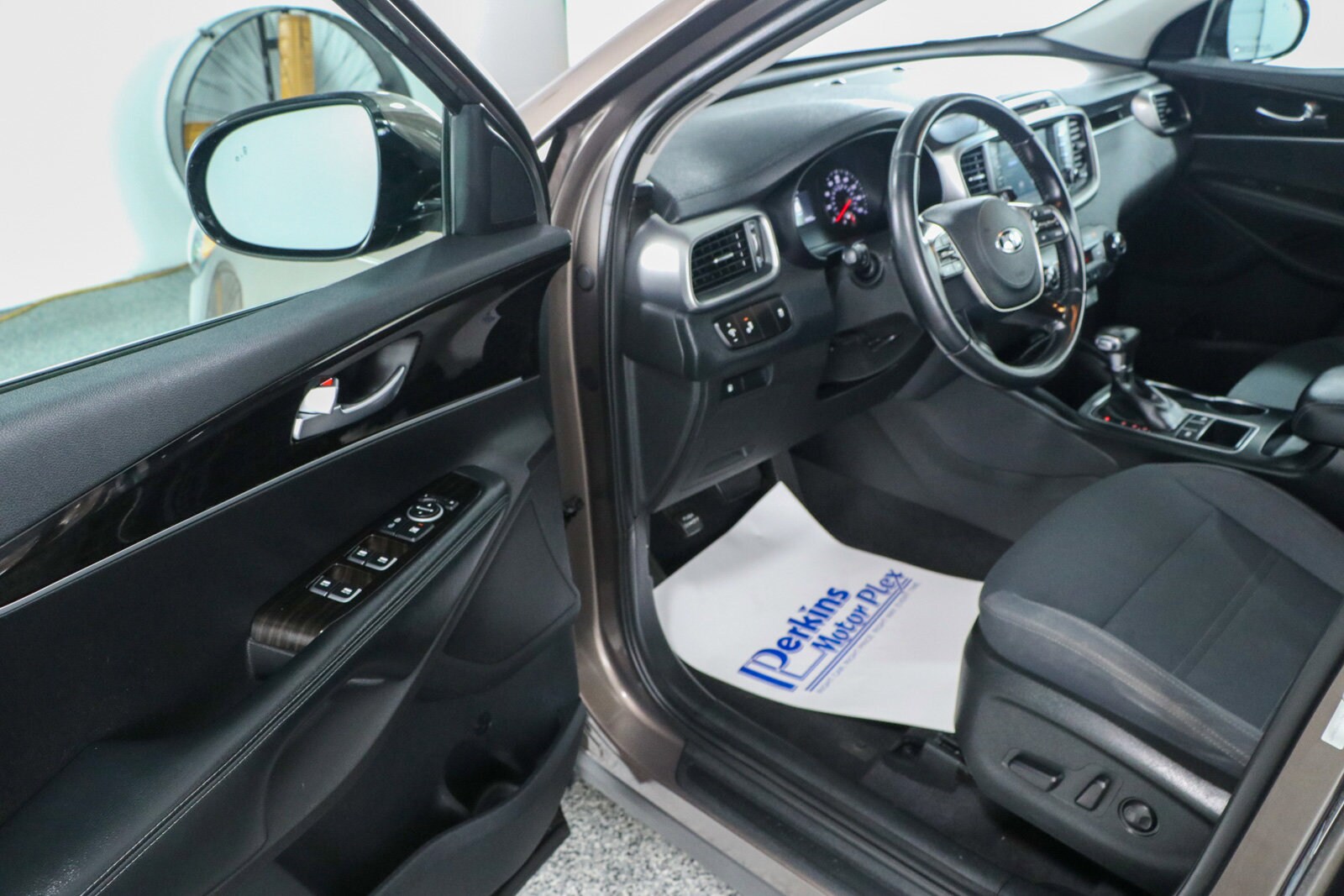 2019 Kia Sorento LX S photo 2