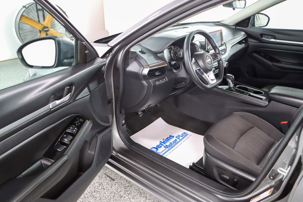 Used 2023 Nissan Altima SV Sedan