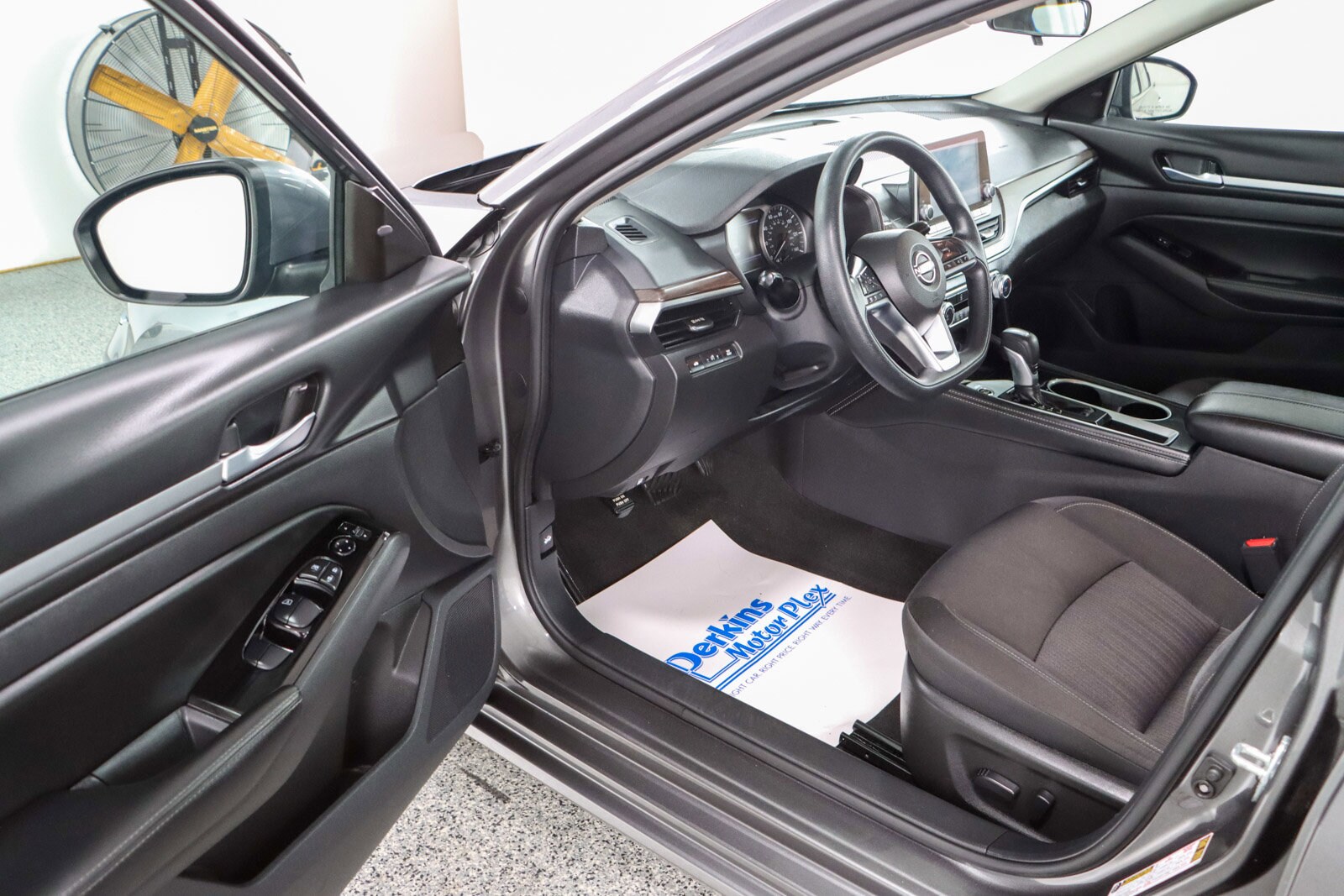 2023 Nissan Altima SV photo 2