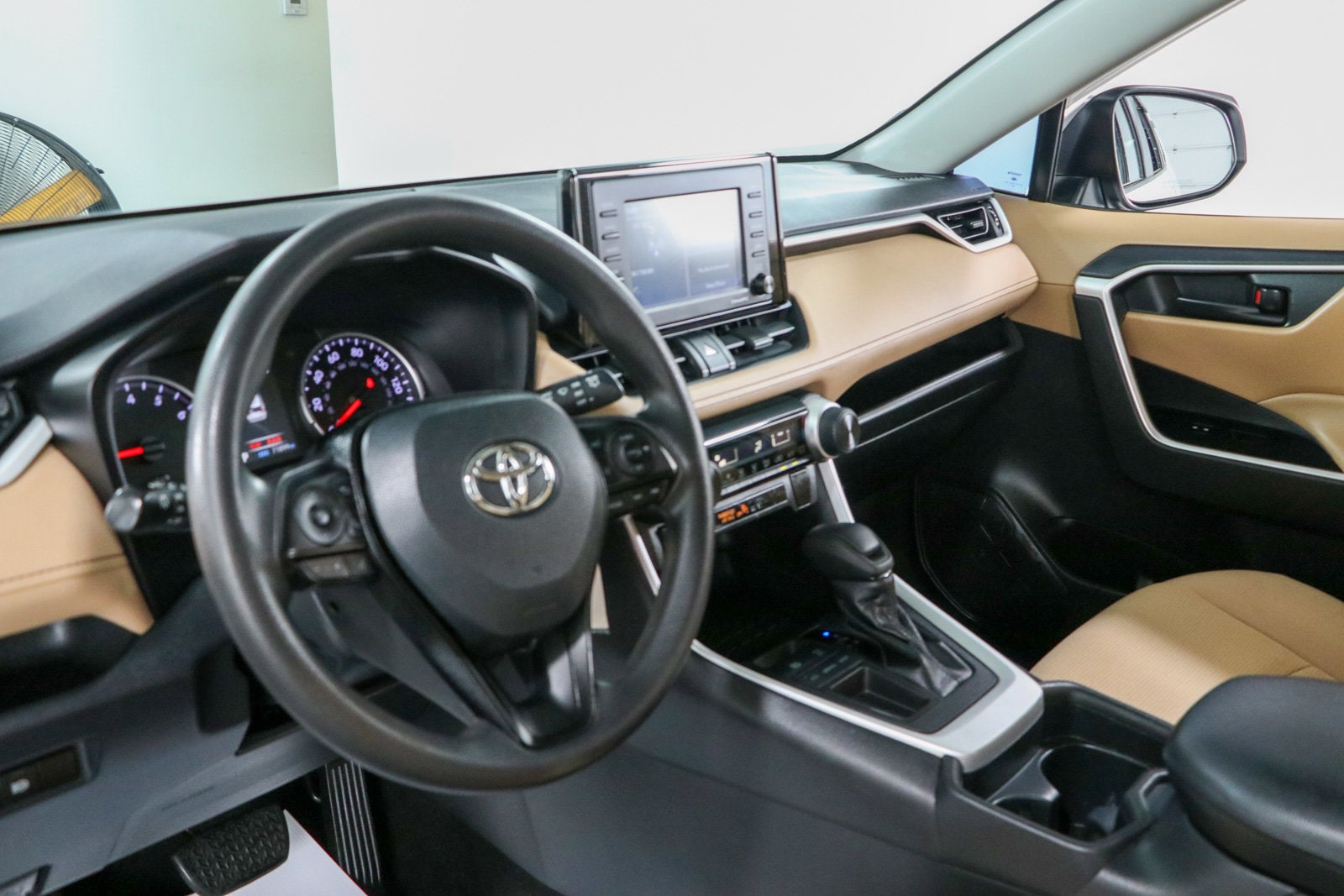2020 Toyota RAV4 LE - Photo 22