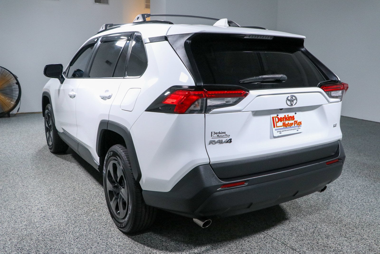 2020 Toyota RAV4 LE - Photo 9