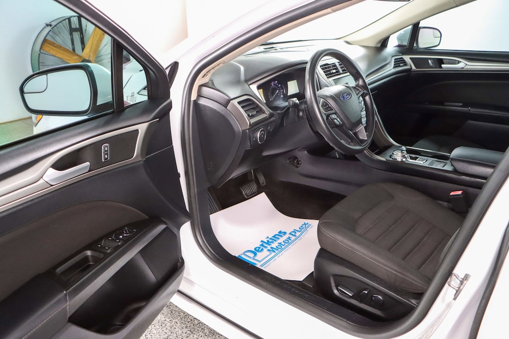 Used 2018 Ford Fusion SE Sedan