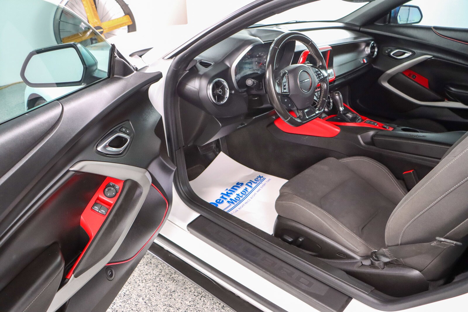 2018 Chevrolet Camaro 1LS 1LT photo 2