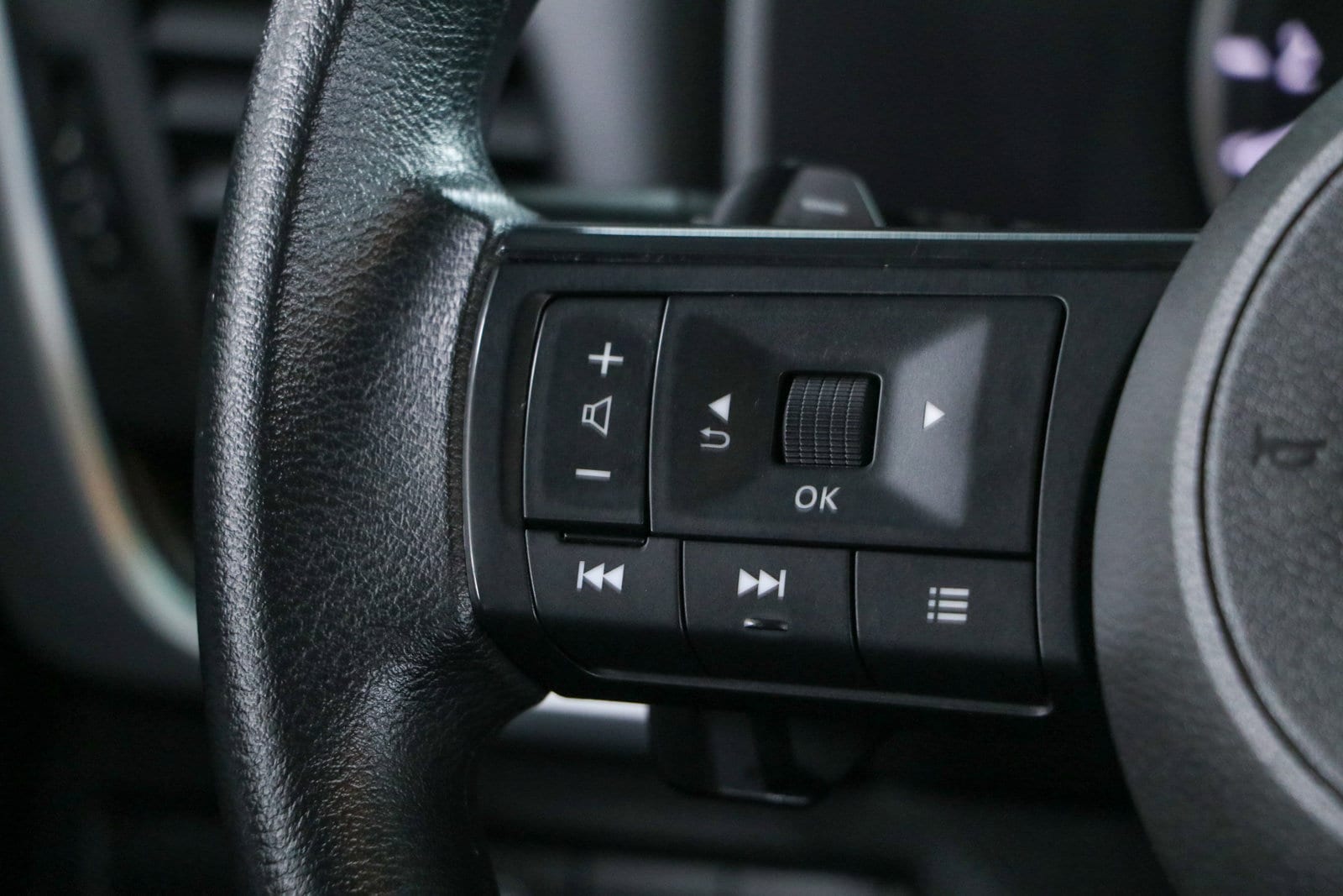 2024 Nissan Rogue SV - Photo 13