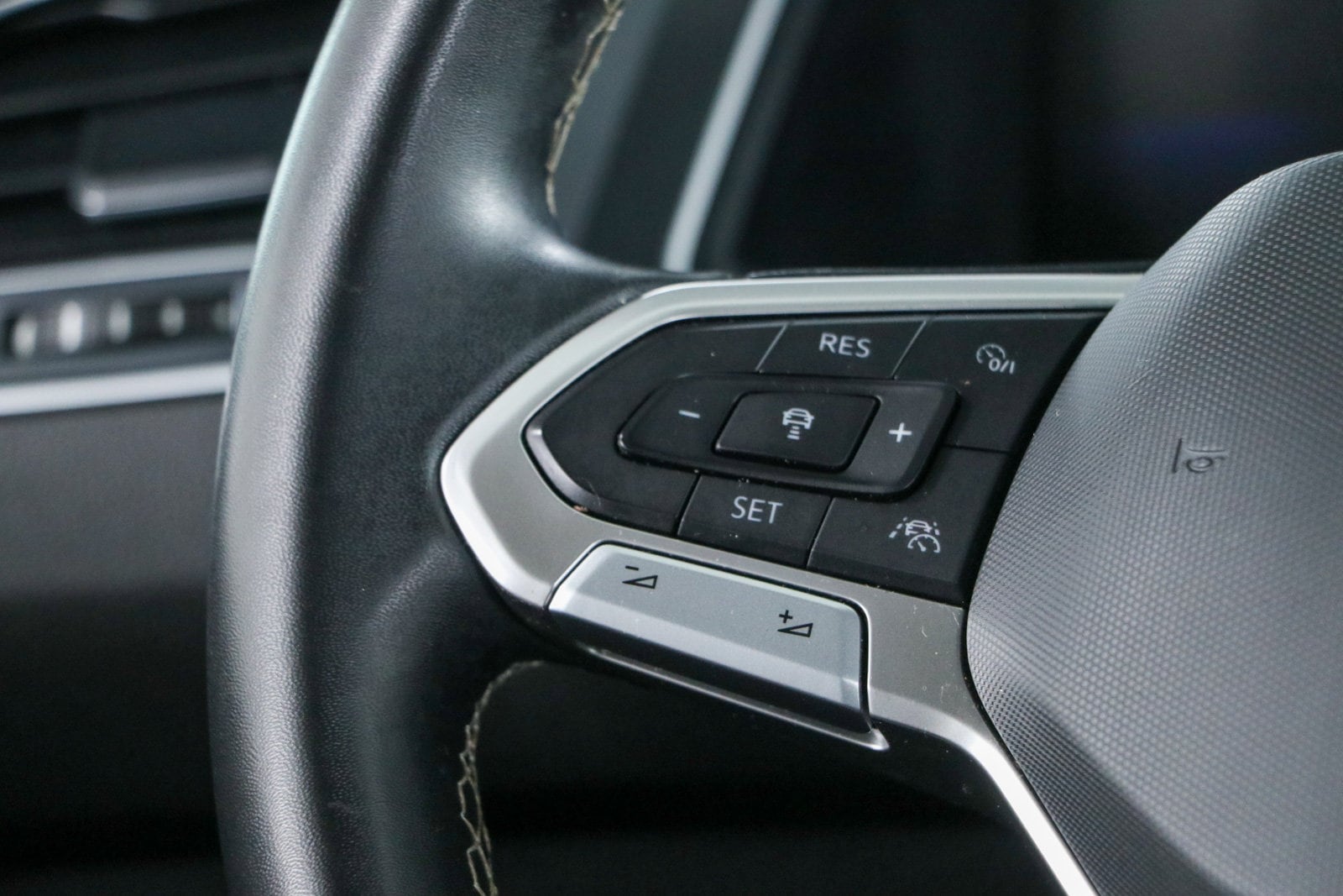 2023 Volkswagen Tiguan SE - Photo 13
