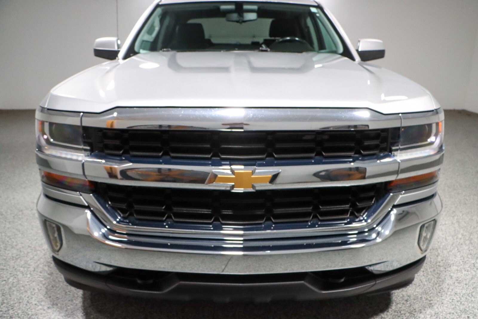 2018 Chevrolet Silverado LT photo 3