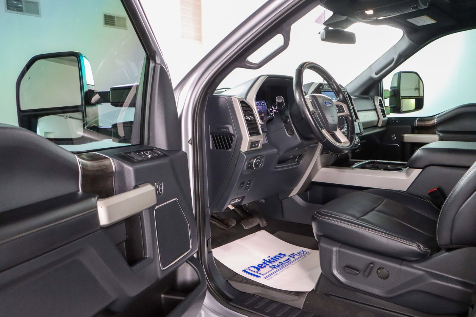 2022 Ford F-250 Lariat photo 2