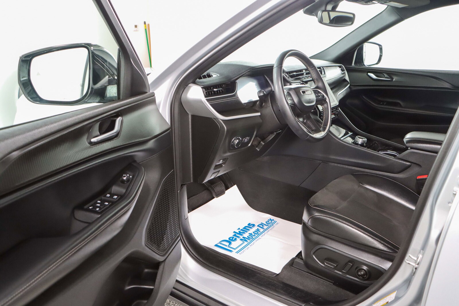 2023 Jeep Grand Cherokee Laredo Altitude photo 2
