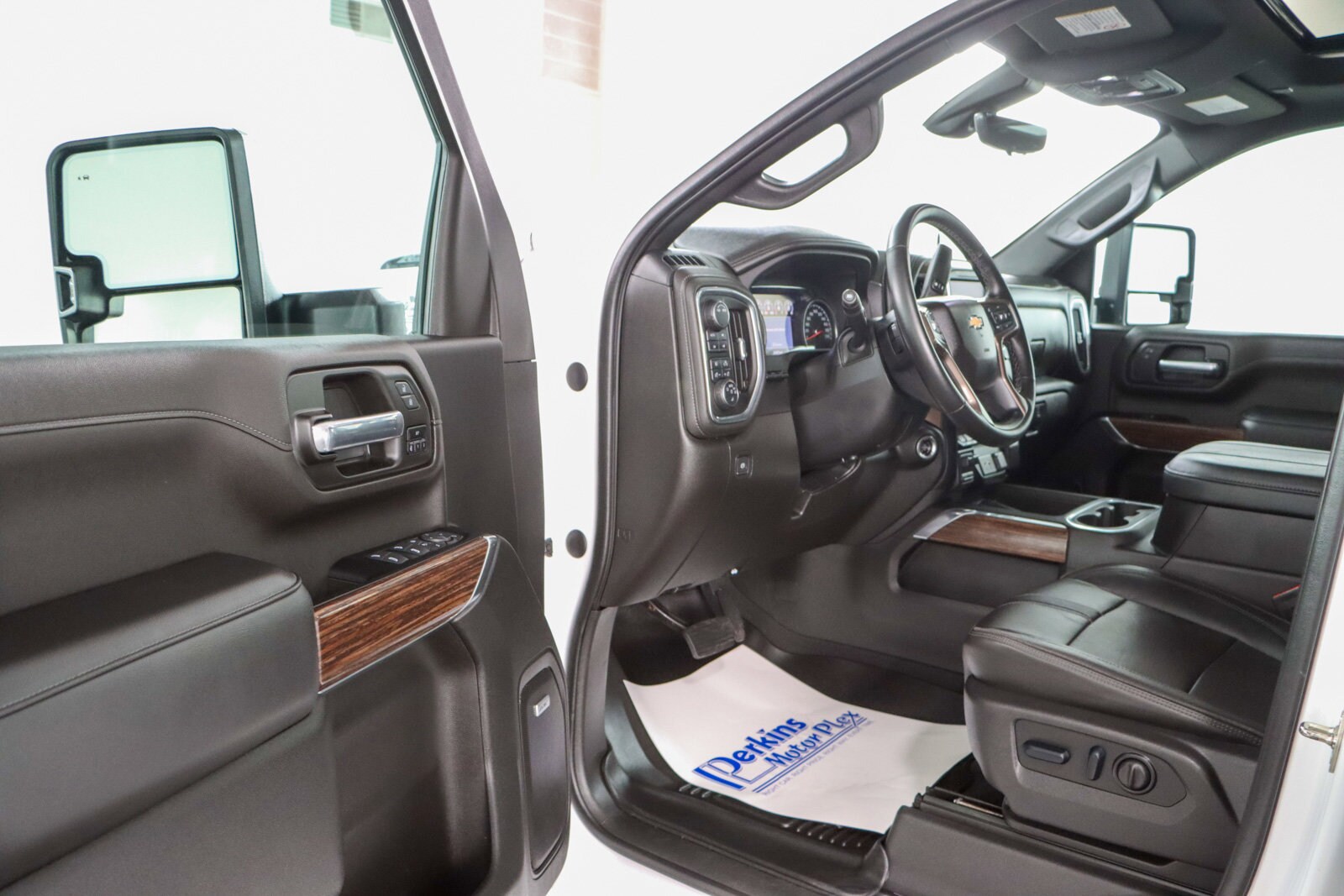 2023 Chevrolet Silverado 2500HD High Country photo 2