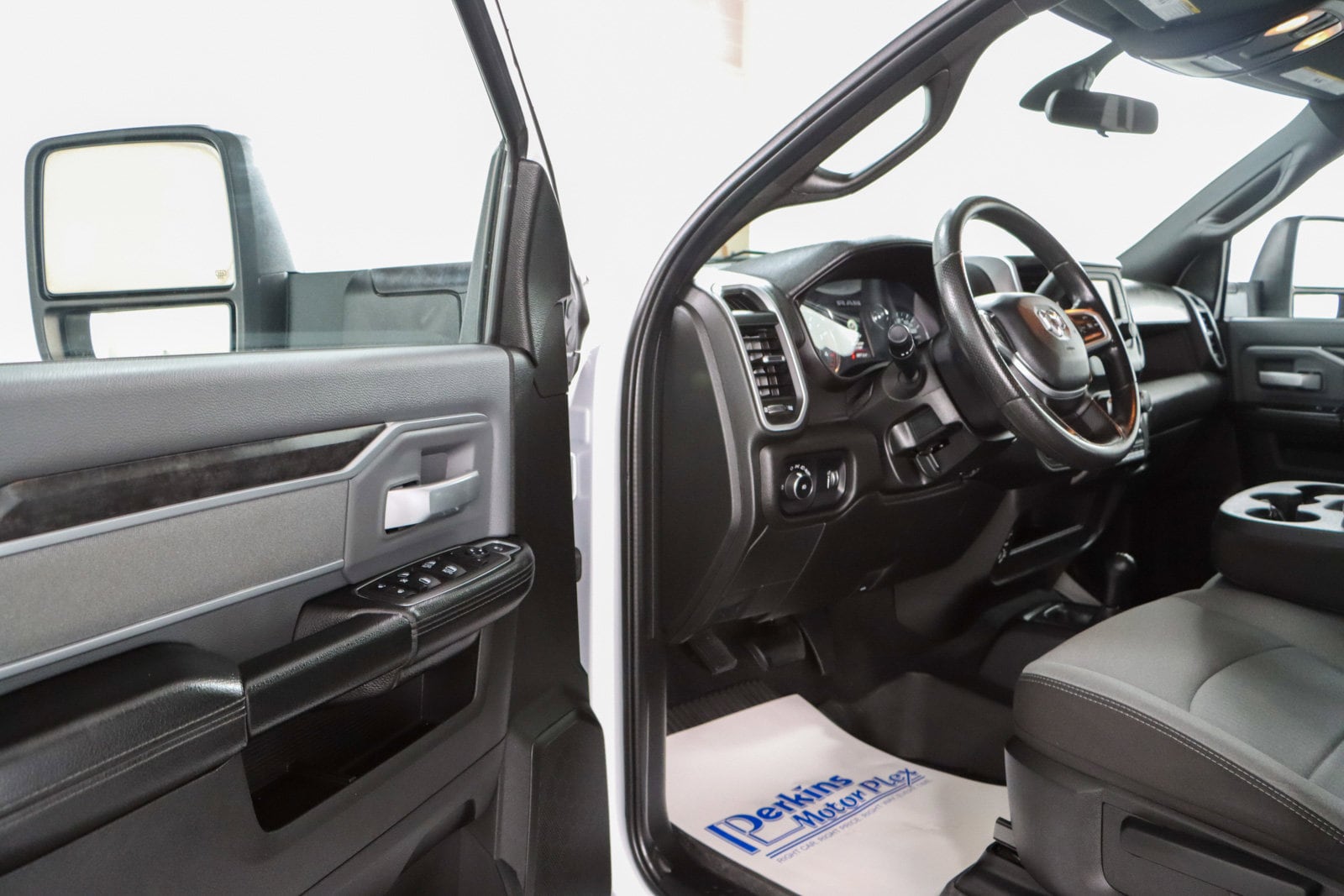 2023 RAM Ram 3500 Chassis Cab SLT - Photo 3