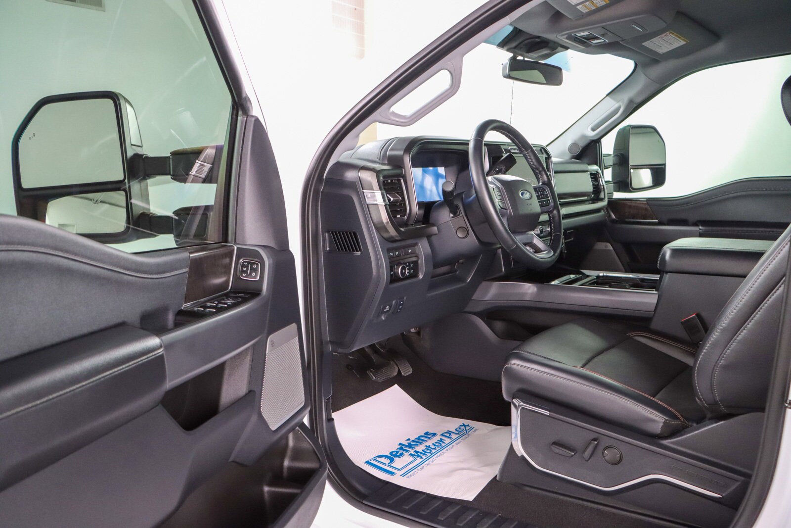 2024 Ford F-250 Lariat photo 2