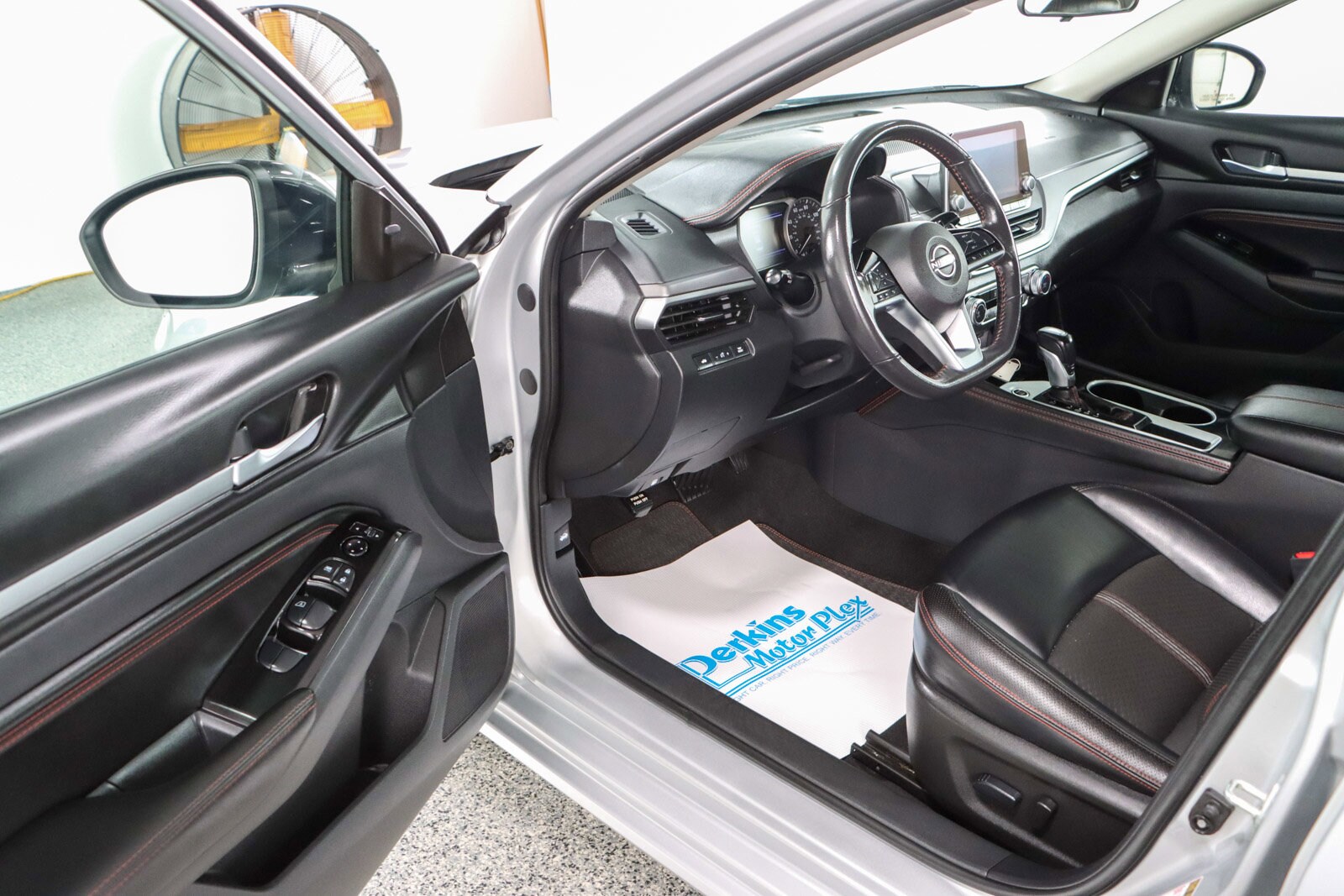 2023 Nissan Altima SR photo 2