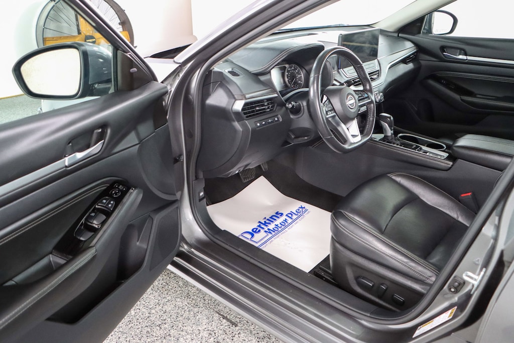 Used 2023 Nissan Altima SL Sedan