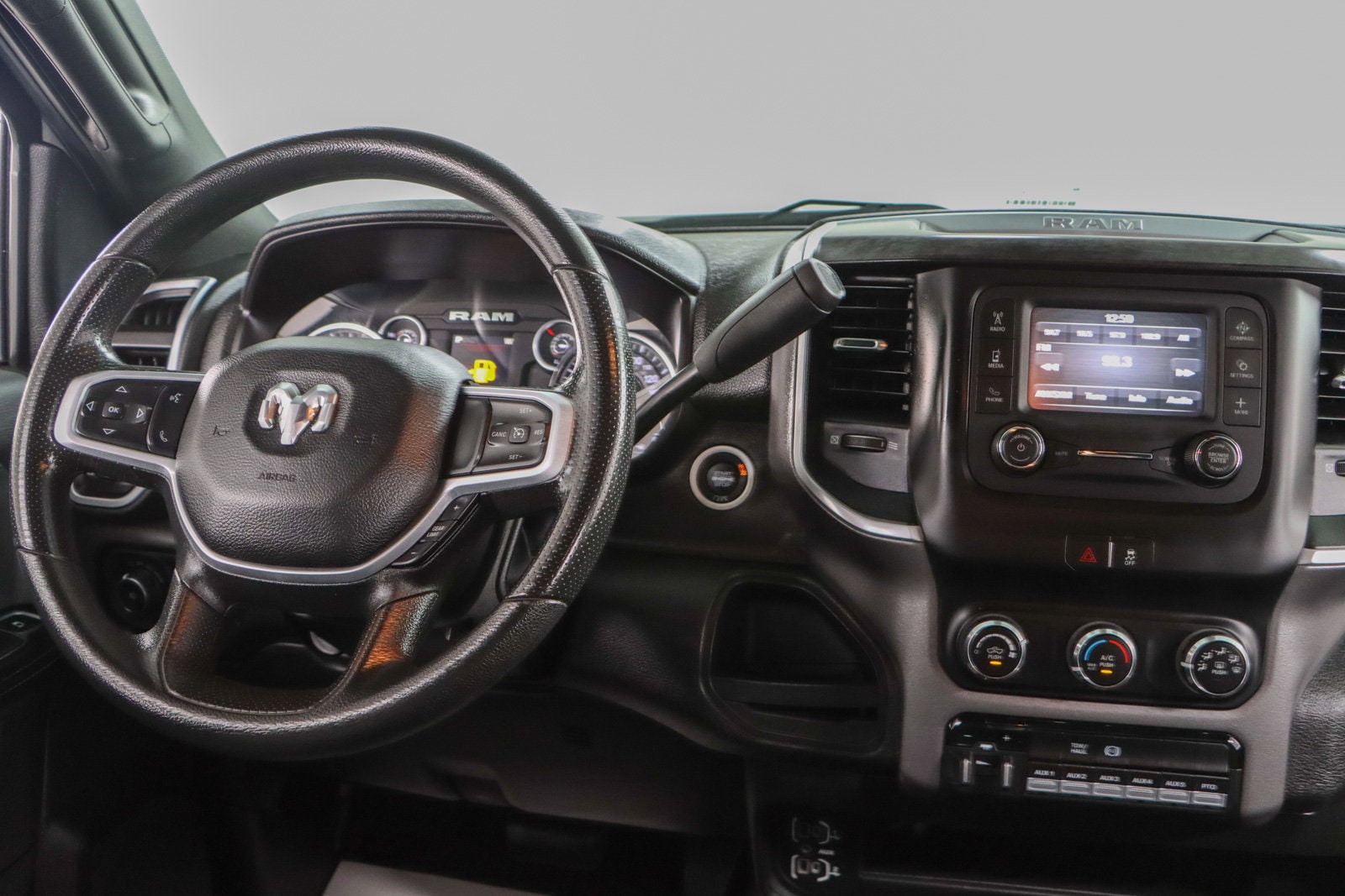 2023 RAM Ram 3500 Chassis Cab SLT - Photo 17