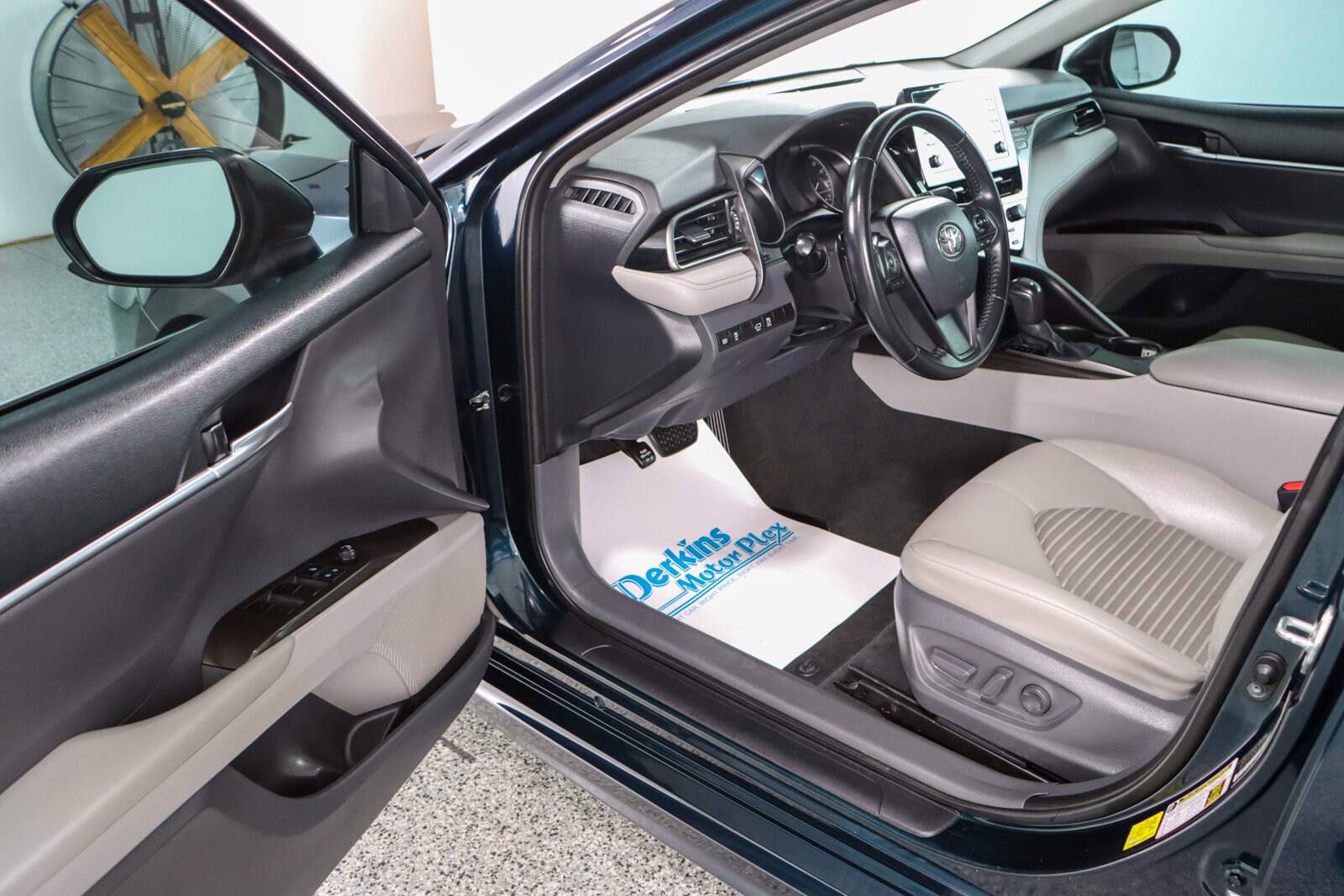 2021 Toyota Camry SE photo 2