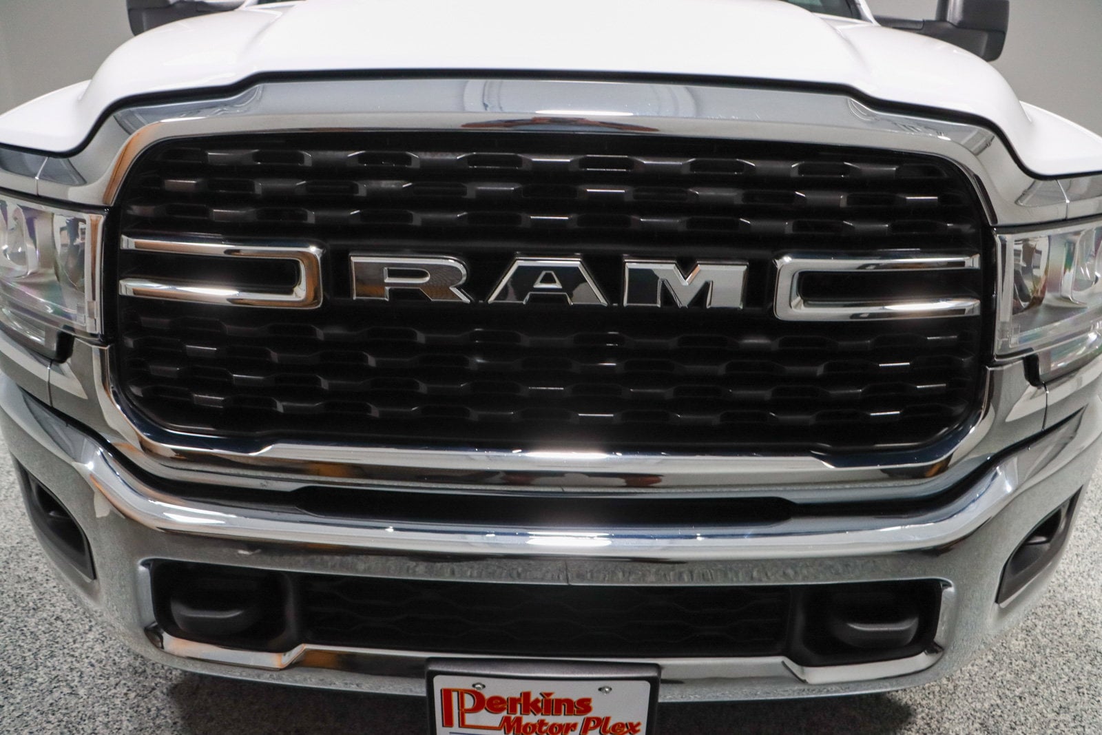 2023 RAM Ram 3500 Chassis Cab SLT - Photo 4