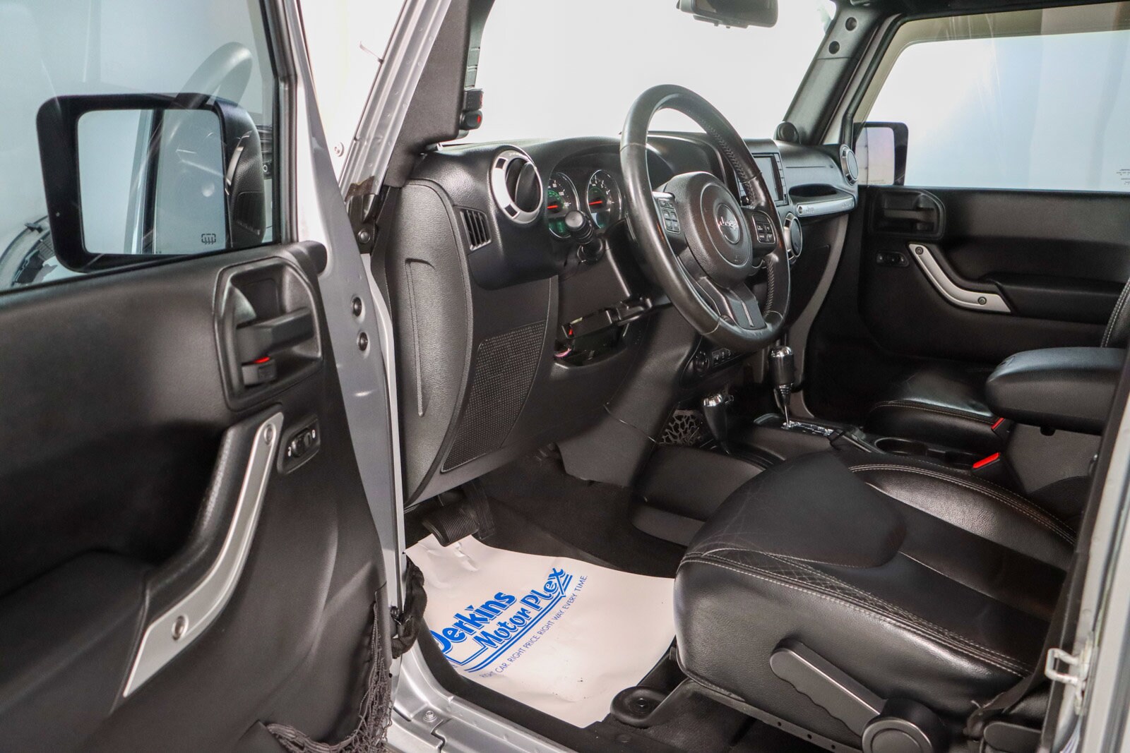 2013 Jeep Wrangler Unlimited Sahara photo 2