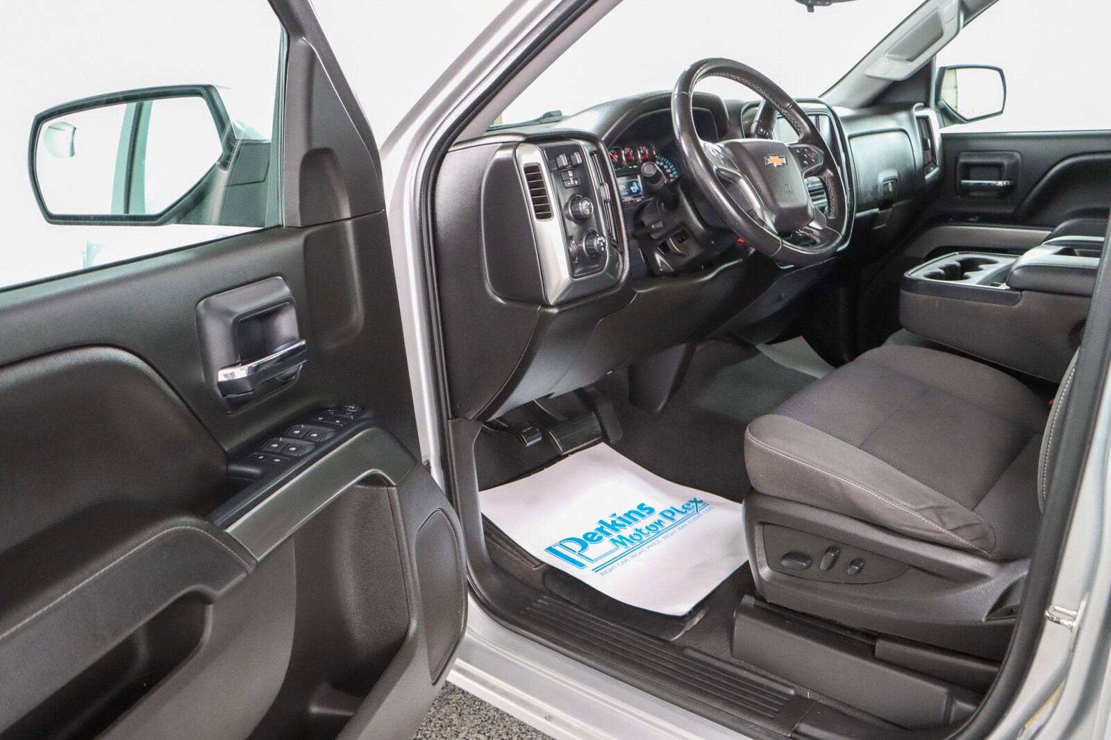 2018 Chevrolet Silverado LT photo 2