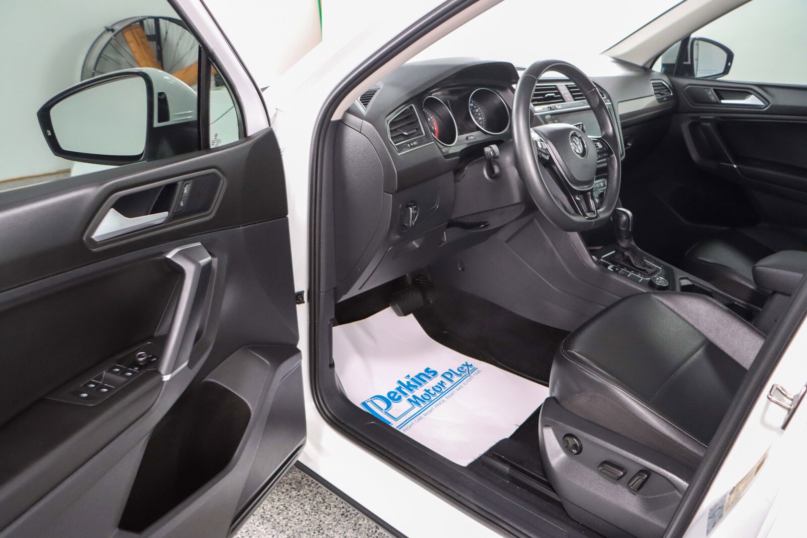 2020 Volkswagen Tiguan SE photo 2