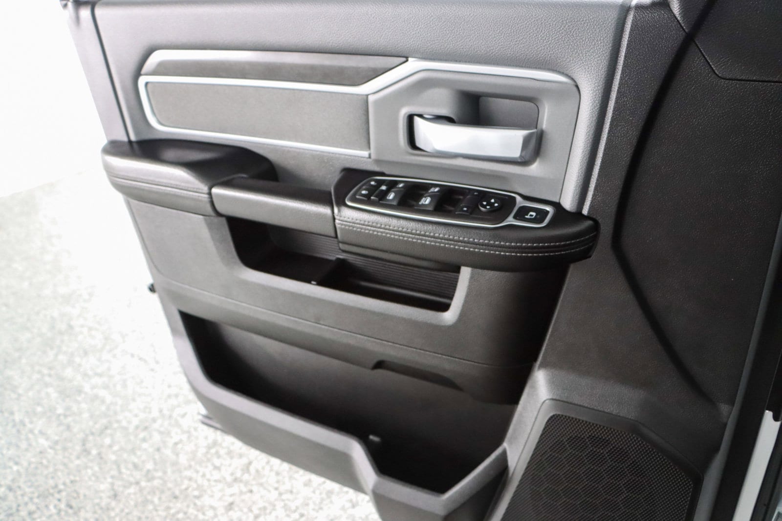 2023 RAM Ram 3500 Chassis Cab SLT - Photo 21